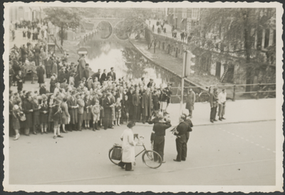 879277 Afbeelding van vermoedelijk de gearresteerde N.S.B.-er P. van Aelst, chocolatier op Potterstraat 6, die door ...